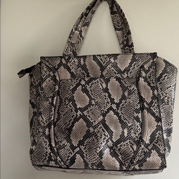 Stylish Jessica Simpson Snakeskin Patterned Tote Bag - Picture 5 of 14